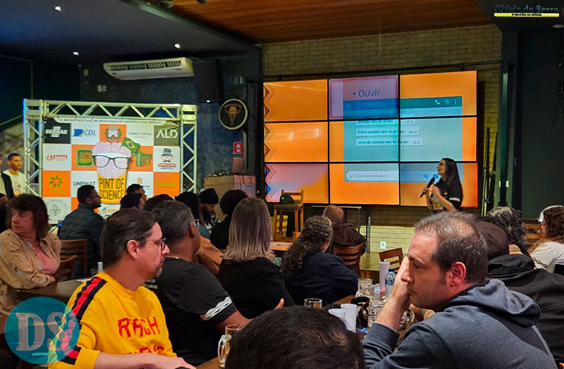 Ciência e comunicação – Brinde à ciência e à história: Pint of Science encerra edição com celebração dos 20 anos de Jornalismo da Unemat