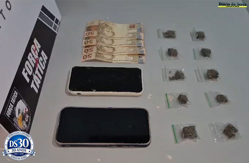 TRABALHO OSTENSIVO – Suspeito foge da Força Tática, coloca população em risco e acaba em residência com drogas