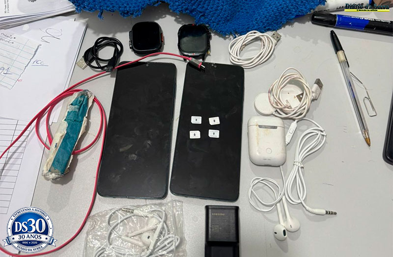 EM CÁCERES - Policiais penais apreendem bola com celulares arremessada para dentro de penitenciária