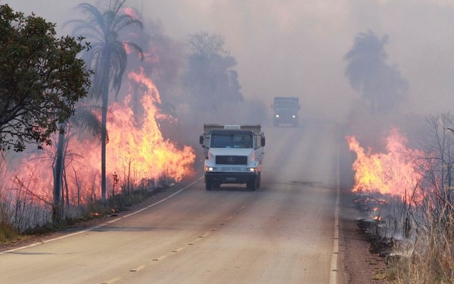 CAMPANHA - Bombeiros orientam motoristas sobre como agir ao encontrar fumaça nas rodovias