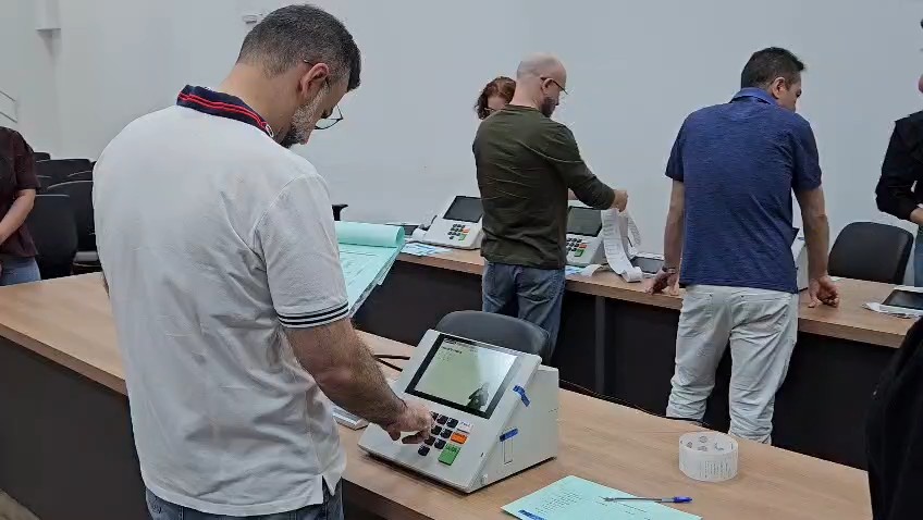 URNAS ELETRÔNICAS - Carga e lacre reforçam transparência do processo eleitoral