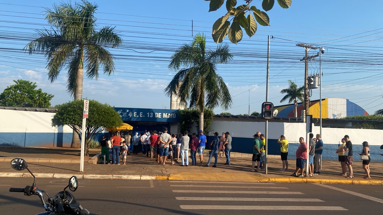 ELEIÇÕES 2026 - Eleitores formam filas antes do início da votação em Tangará da Serra