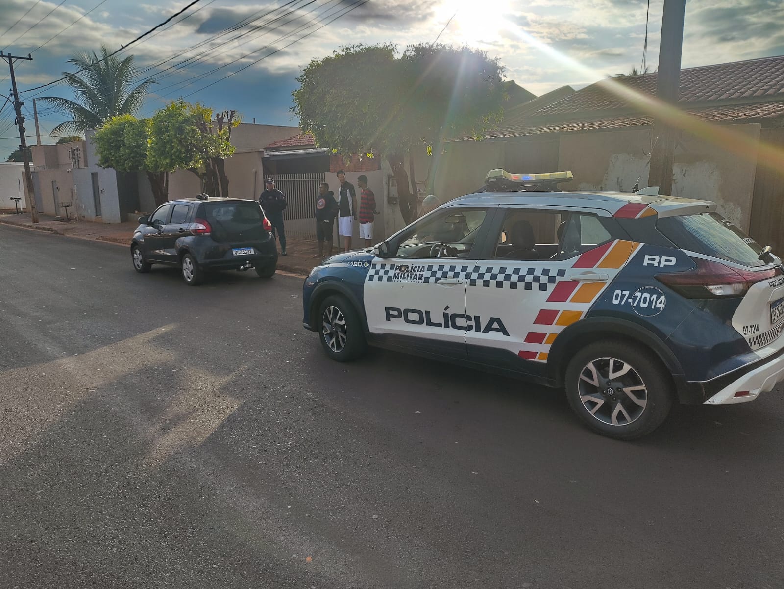 PM apreende drogas, conduz suspeitos e encontra mulheres trancadas em banheiro durante ocorrência em Tangará