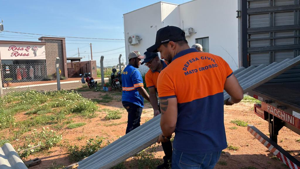 AJUDA HUMANITÁRIA - Defesa Civil de MT envia telhas e caixas d’água a municípios afetados pelas chuvas