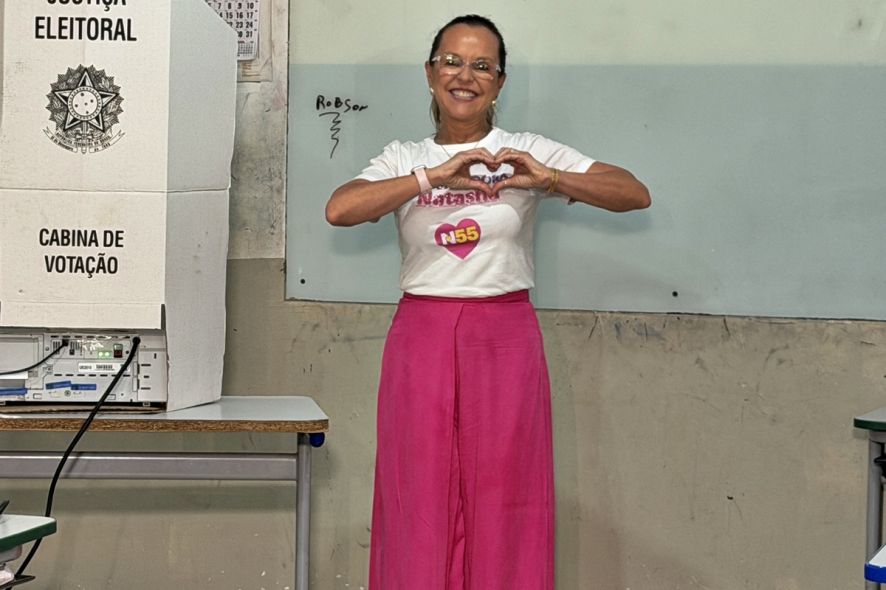 Natasha vota, cita pesquisas e diz crer em vaga no 2º turno