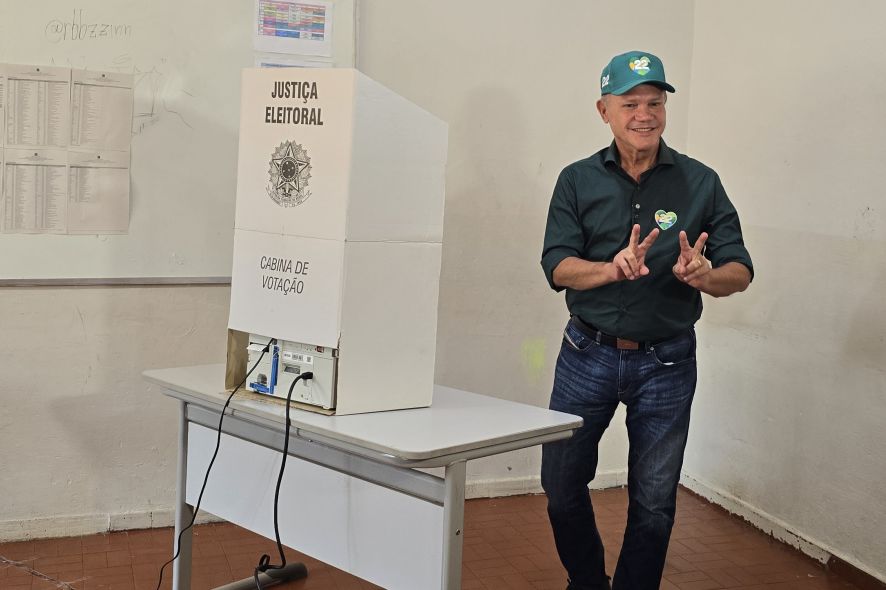 WF vota em reduto, cita Bolsonaro e diz: "Extremamente confiante"