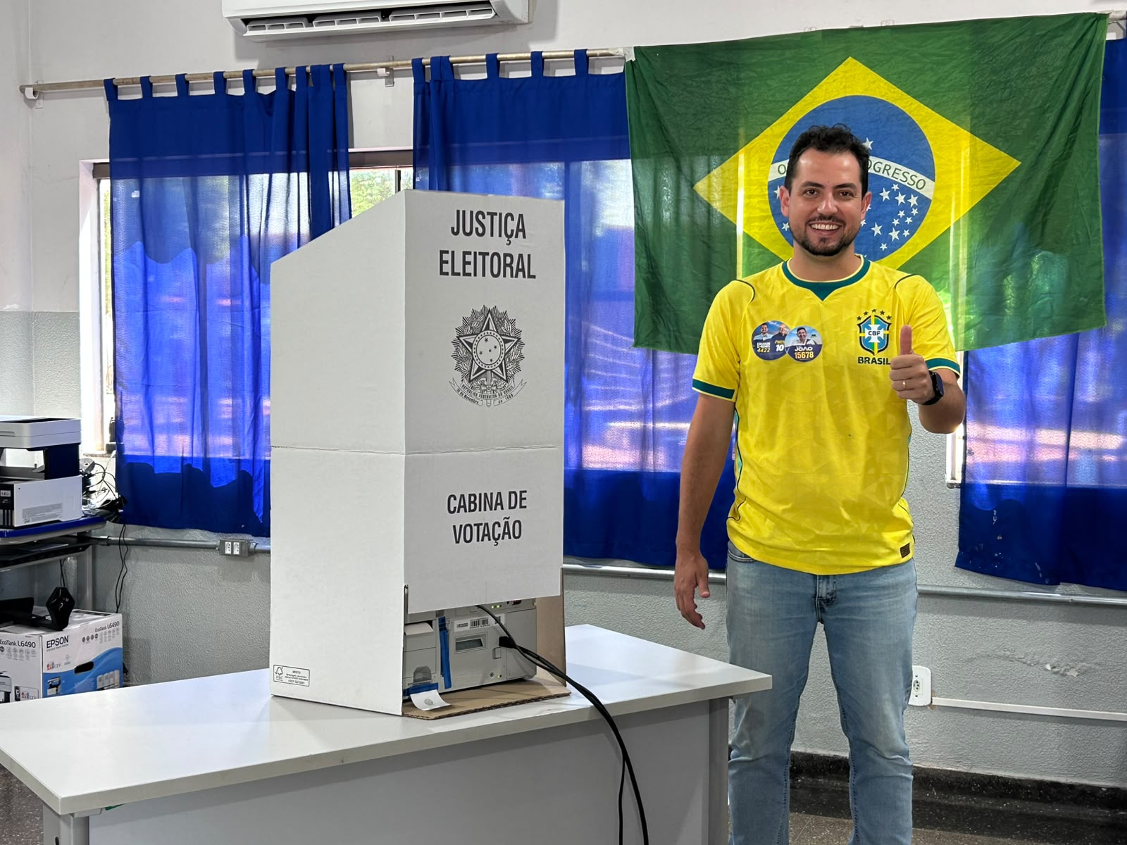 Candidato a deputado federal, Eduardo Sanches vota em Tangará da Serra