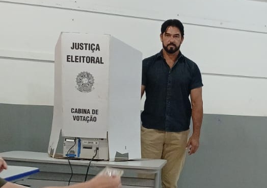 Professor Nelson vota em Tangará e destaca defesa da mudança nas eleições