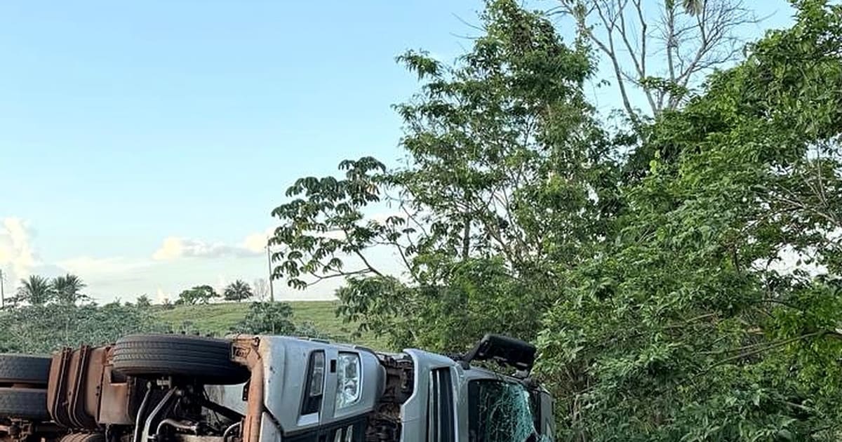 Carreta com algodão tomba na MT-358 em Tangará da Serra